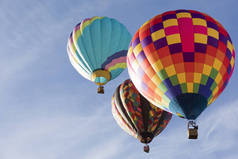 多彩的热气球在天空中