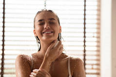 卫生概念。女人用肥皂洗自己
