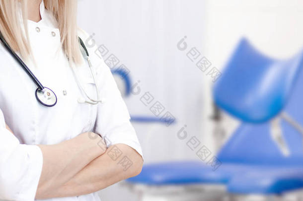 妇科横幅与文字的抄写空间。在临床医院穿白色制服的妇科医生。内阁与蓝色椅子在背景上。妇女健康和怀孕概念.