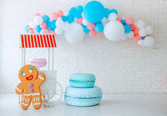 气球和雪糕购物车，背景为喜庆的白色砖头大姜饼人.