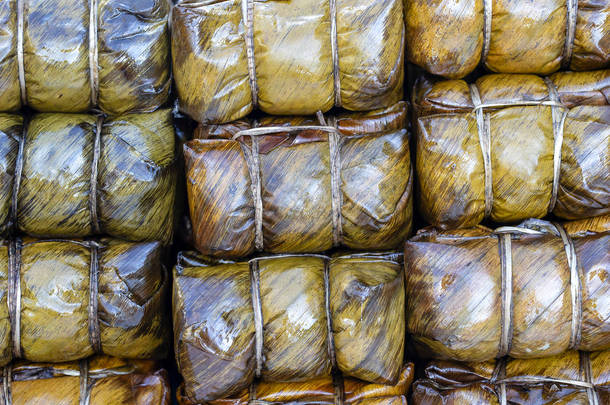 在泰国街头食品市场，用绿色的潘丹叶包裹的深炸鸡。泰国食品概念
