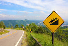 道路旁的警告斜坡标志，下坡路注意的黄色标志