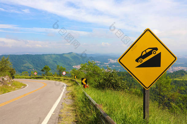 道路旁的警告斜坡标志，下坡路注意的黄色标志