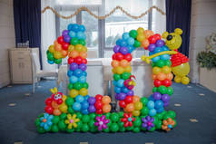 非常漂亮的10篇文章，由气球做生日。十个字母的彩色气球.