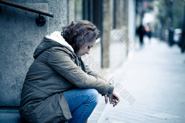 有吸引力的女人, 患有抑郁症感觉悲伤、不快乐、伤心和孤独地坐在城市街道上的<strong>心理</strong>健康、情感痛苦、虐待关系和孤独的概念.