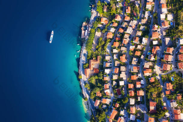克罗地亚杜德罗夫尼克小镇的鸟瞰图。度假和冒险。城镇和<strong>大海</strong>。从无人机在房子和蔚蓝的<strong>大海</strong>的顶视图。旅行 - 图像