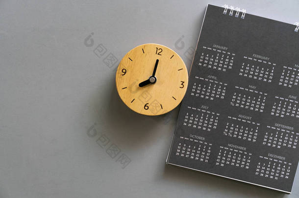 日历和时钟在灰色表背景的特写， 普拉