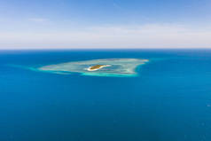 热带岛屿Canimeran与沙滩在蓝色海与珊瑚礁，顶视图。巴拉巴克， 巴拉望， 菲律宾.