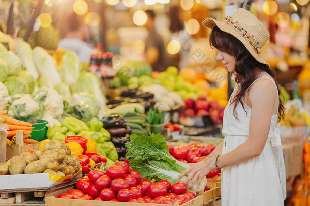 女人在食品市场选择水果和蔬菜。可重复使用的<strong>环保袋</strong>购物。零浪费概念.