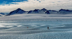 南极洲联合冰川。走在冰川冰浪上的人