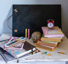 黑板、课本、记事本、铅笔和闹钟.