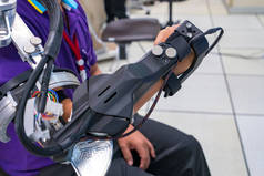 男人穿机器人手臂进行物理治疗。通过定义机器人如何