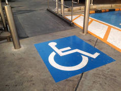 残疾人的斜坡。残疾人轮椅的陡坡设施.