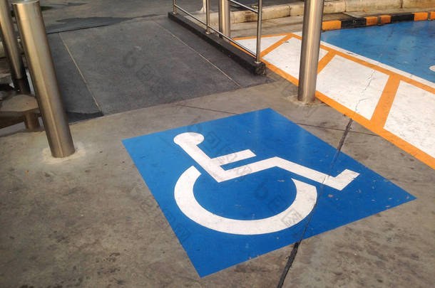 残疾人的斜坡。残疾人轮椅的陡坡设施.
