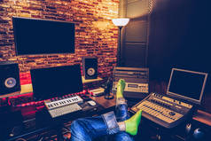 声音工程师，音乐制作人坐在盘腿和听音乐在家庭录音室