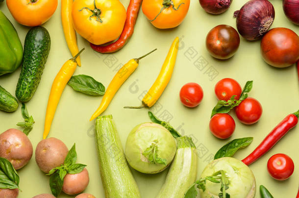 颜色背景上新鲜蔬菜的分类