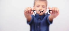 横幅小男孩用眼镜矫正近视特写肖像眼科问题选择性焦点