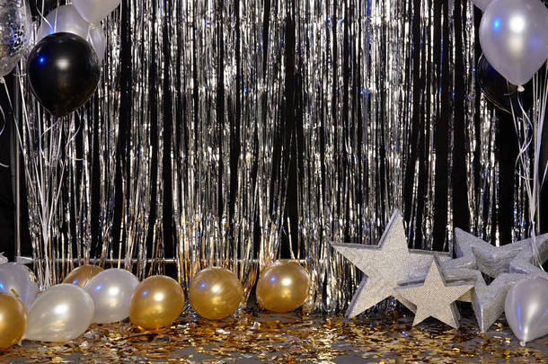 银色的节日背景与气球，星星和五彩纸屑