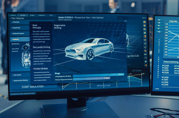 专业工程师使用 3d Cad 软件在计算机上工作，并在高科技开发实验室中测试电动汽车底盘原型，并配有车轮、电池和发动机.