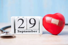 9月29日的白色日历和听诊器与红心sh