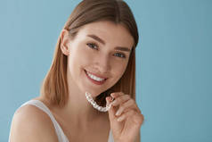 牙齿美白。使用可拆卸支架使用健康牙齿的妇女