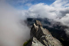 在多云的夏日早晨，加拿大山景的美丽景色。拍摄于加拿大不列颠哥伦比亚省北温哥华的皇冠山.