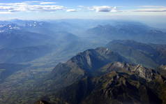 飞越瑞士，阿尔卑斯山- -高山、山谷、湖泊和河流