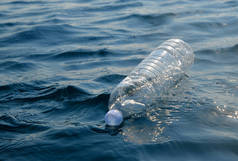 漂浮在海洋中的塑料瓶。污染概念.