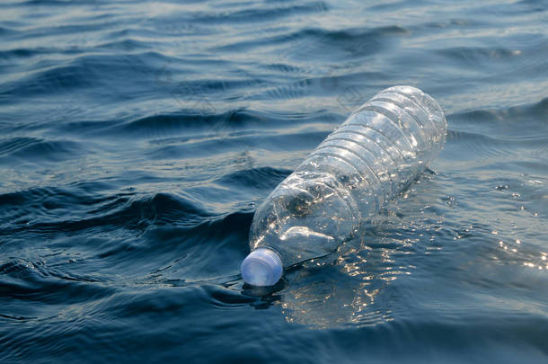 漂浮在<strong>海洋</strong>中的塑料<strong>瓶</strong>。污染概念.