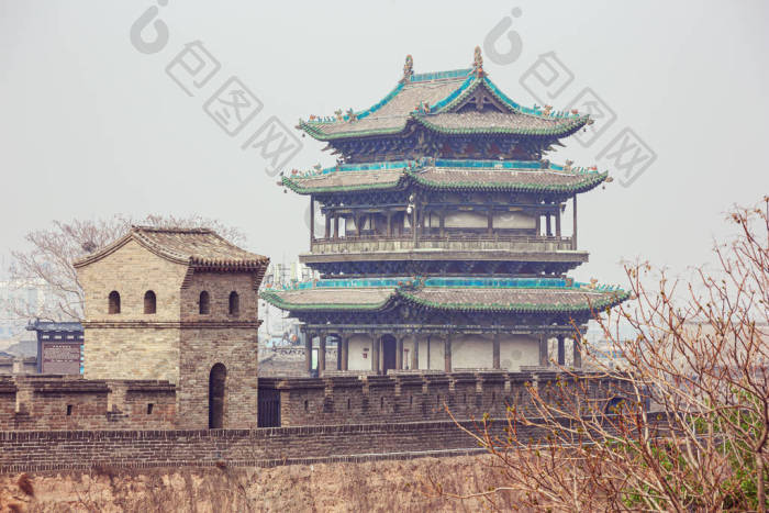 从城墙上看到平遥一座瞭望塔的特写图片-包图网企业站