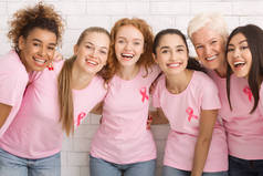 妇女 与 粉红色 乳腺癌 丝带 笑 在 白色 背景