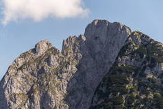 格罗瑟唐纳科格尔山在阿尔卑斯山，戈索，格蒙登区，上奥地利联邦州，阳光明媚的夏日，晴朗的蓝天，探索流浪者的概念