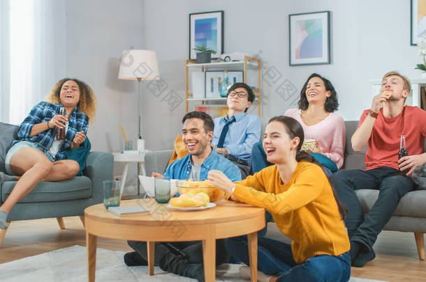 在家庭聚会上，朋友们一起看电视，吃<strong>小点心</strong>，喝饮料。 他们可能在看体育比赛或娱乐片.
