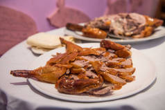 在餐馆里，北京烤鸭放在盘子里吃