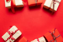 用彩带装饰的礼品纸包裹的圣诞礼物的顶部视图。 新年、节假日和庆祝概念