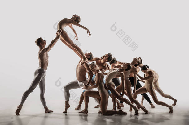现代芭蕾舞<strong>舞蹈团</strong>。 当代芭蕾舞。 年轻、灵活的男女运动员.