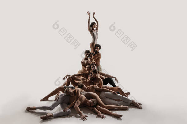 现代芭蕾舞舞蹈团。 当代芭蕾舞。 年轻、灵活的男女运动员.