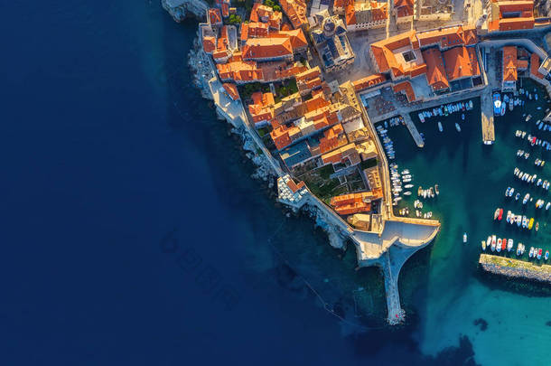 克罗地亚杜德罗夫尼克老城区的鸟瞰图。度假和冒险。城镇和大海。在古老的城堡和蔚蓝的大海上，从无人机的顶视图。旅行 - 图像
