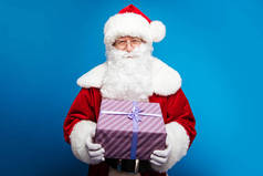 圣诞节和新年的概念。 穿着圣诞老人服装的人与礼物的画像