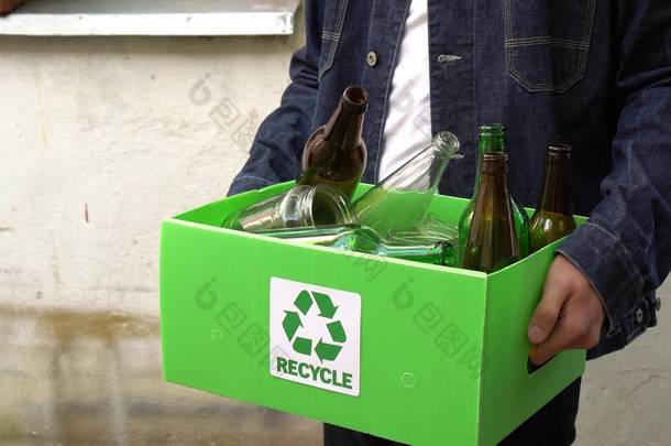 玻璃瓶和玻璃瓶在室外回收储存容器. 减少、重复使用、循环利用。 废物分类箱。 在家里循环利用。 零浪费生活方式。 家庭废物处置