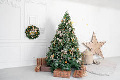 孩子们的房间里装饰着圣诞树和礼物。 圣诞早上 有粉刷的白色房间.