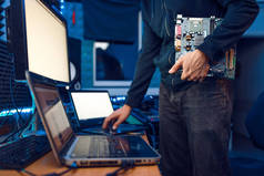 计算机工程师持有Pc主板,网络设备维护. 他工作场所的经理，专业的商业安全
