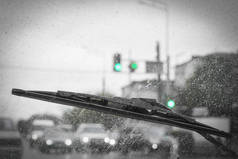 雨季的汽车挡风玻璃雨刷,黑白照片