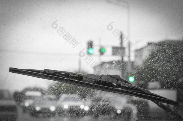 <strong>雨季</strong>的汽车挡风玻璃雨刷,黑白照片