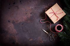 圣诞节或新年礼物。 深色背带的复古礼品盒