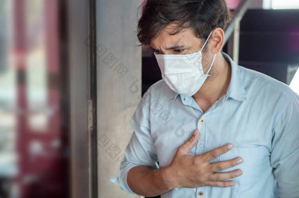 戴空气过滤器面罩的人有呼吸困难、呼吸困难、在不健康、危险、受污染的空气环境中呼吸窘迫