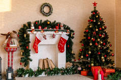 用袜子装饰的白色壁炉和用礼物装饰的圣诞树