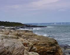 罗得岛詹姆斯敦美丽的石灰岩和岩石海岸地区