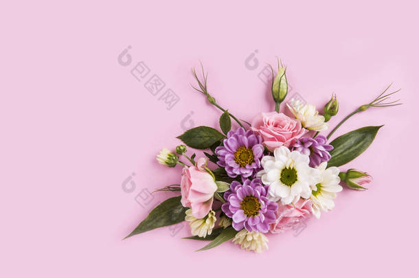 粉红背景的花朵组合