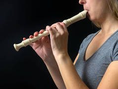 长笛演奏长笛演奏家音乐家执行者与明亮乐器的音乐